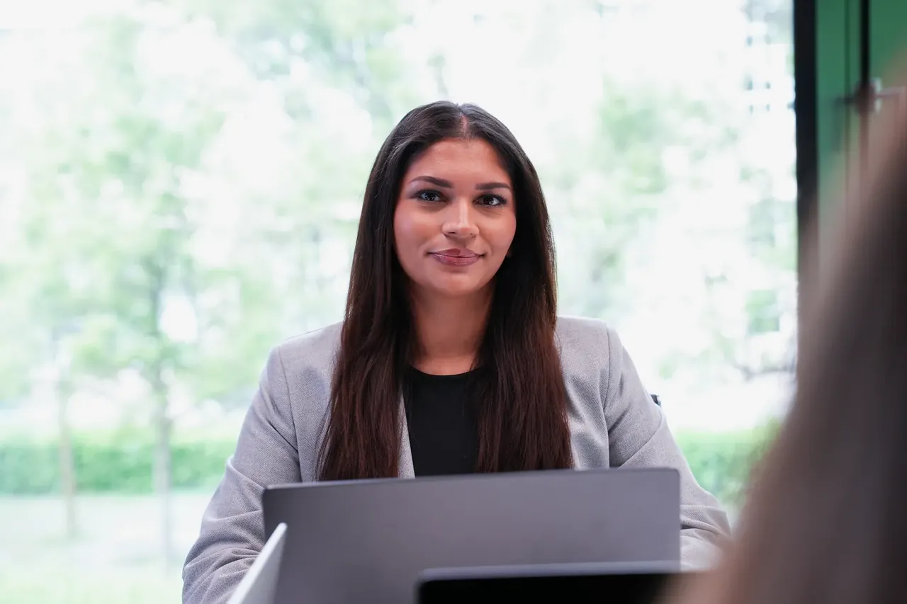 Beratungsgespräch am Laptop in den auf familum.de gezeigten Kanzleiräumen.