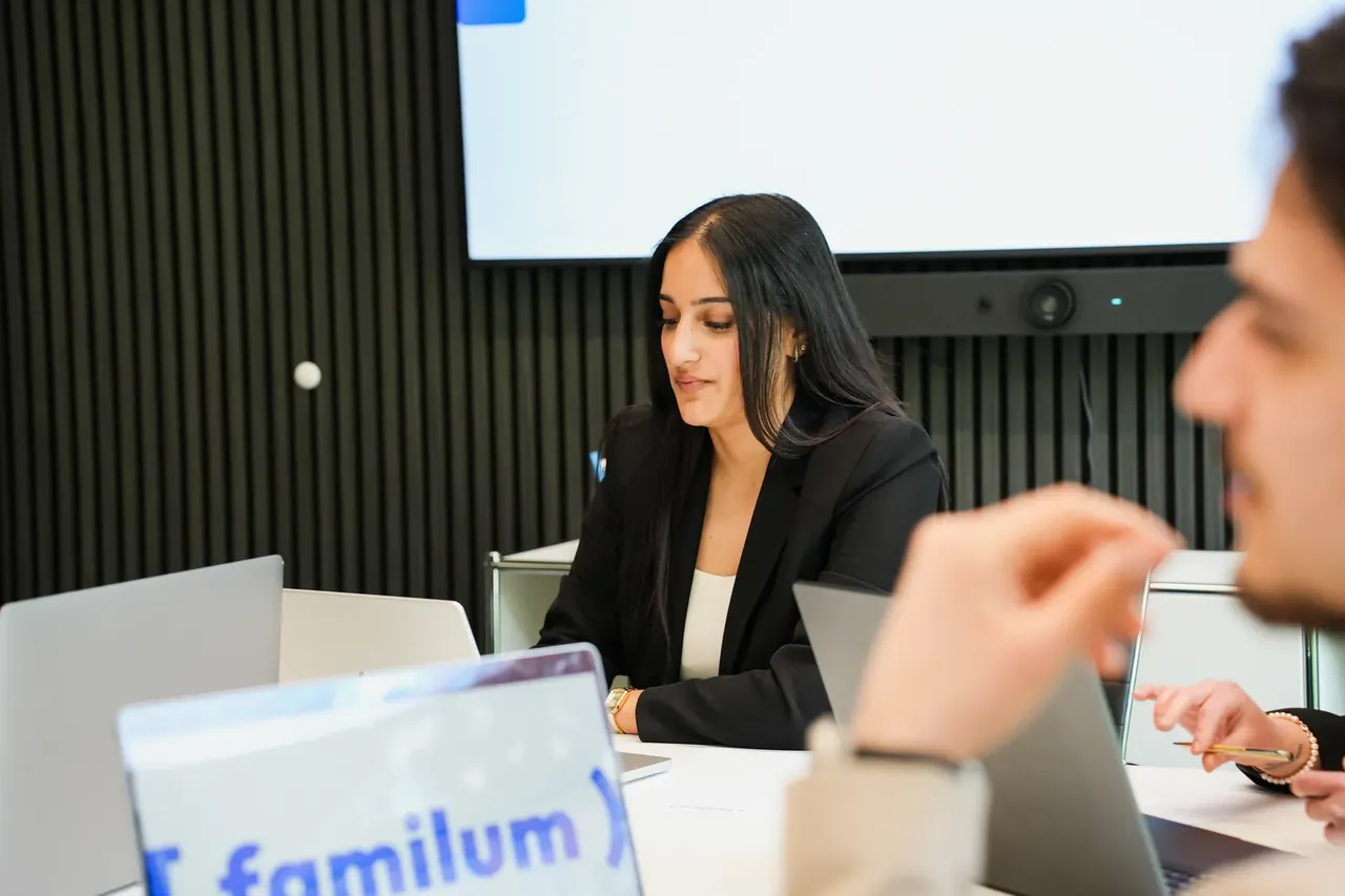 Besprechung am Konferenztisch bei familum.